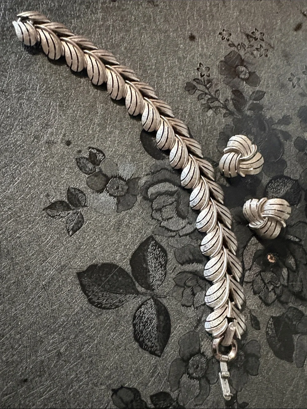 TRIFARI VINTAGE SILVER TEXTURED LEAF LINK 7.5